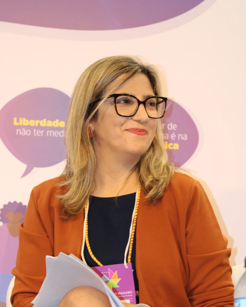 Ana Sandra Fernandes em seu ambiente de atendimento